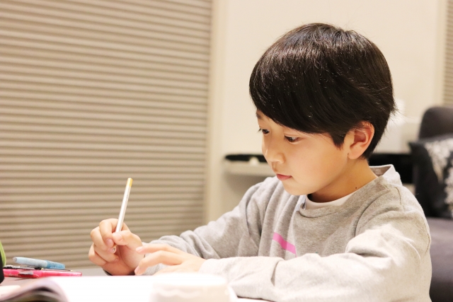 勉強がはかどる！集中力を高める子ども部屋デザイン